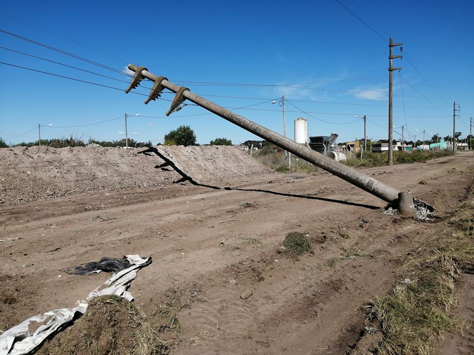 LA COLISIÓN DE UNA MAQUINA CONTRA UNA COLUMNA DE LA RED ELECTRICA DEJÓ SIN SERVICIO A LA CIUDAD DE CASTELLI Y PILA