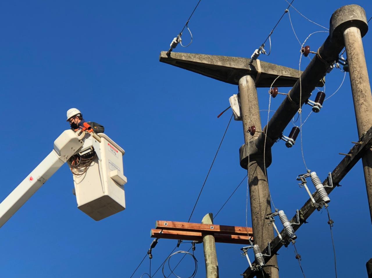 INVERSIONES Y MEJORAS EN LA REDES ELÉCTRICAS: TRABAJOS CON TENSION